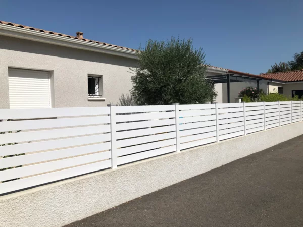 cloture-pvc-ajouree-blanc-espacement-20-chapeau-gris-achille