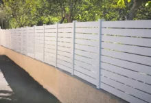 cloture-pvc-ajouree-blanc-espacement-20-sur-muret-achille