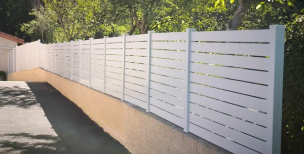 cloture-pvc-ajouree-blanc-espacement-20-sur-muret-achille