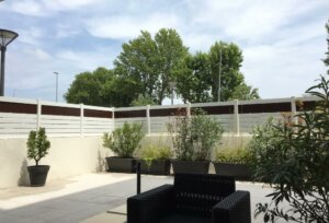 Clôture en pvc blanc ajourée originale avec des impressions marrons pour sublimer votre exterieur