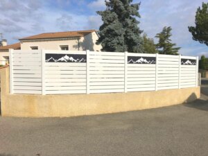 Clôture en pvc blanc ajourée originale qui sublimera votre maison de lotissement avec impressions personnalisées