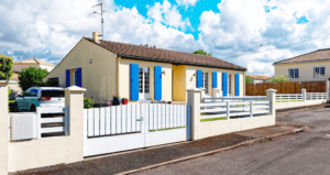 Clôture en pvc blanc ajouré sur muret pour maison contemporaine