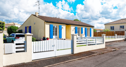 Clôture en pvc blanc ajouré sur muret pour maison contemporaine