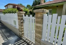 Portillon en PVC blanc modèle Fréquence avec clôture assortie