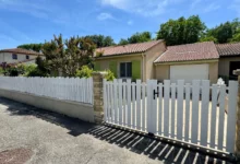 cloture-pvc-ajouree-blanc-installee-avec-portillon-portail-frequence