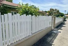 cloture-pvc-ajouree-blanc-installee-avec-portillon-portail-frequence