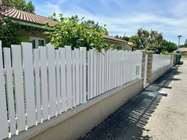 cloture-pvc-ajouree-blanc-installee-avec-portillon-portail-frequence