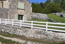 cloture-pvc-ajouree-blanc-installee-ranch