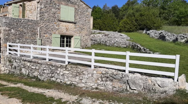 cloture-pvc-ajouree-blanc-installee-ranch