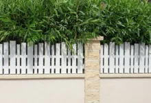 cloture-pvc-ajouree-blanc-installee-sur-muret-frequence