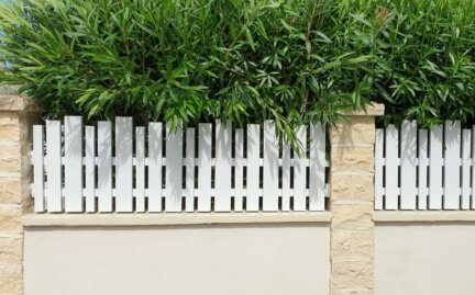 Clôture PVC ajouré idéale pour un jardin résidentiel ou une cour moderne