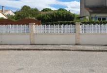 cloture-pvc-ajouree-blanc-installee-sur-muret-frequence-1
