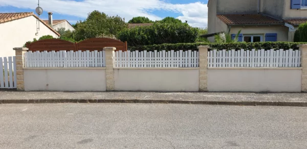 cloture-pvc-ajouree-blanc-installee-sur-muret-frequence-1