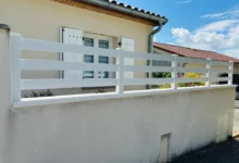 cloture-pvc-ajouree-blanc-installee-sur-muret-lotissement