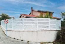 cloture-pvc-ajouree-blanc-poteau-pvc-lame-100-installation-sur-muret-arrondi-maki