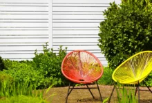 cloture-pvc-ajouree-blanc-poteau-pvc-lame-50-installee-maki