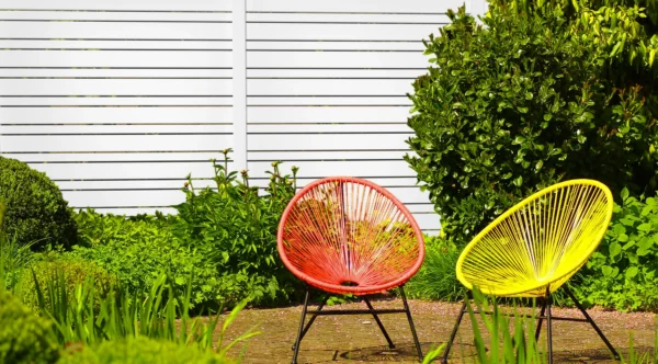 cloture-pvc-ajouree-blanc-poteau-pvc-lame-50-installee-maki