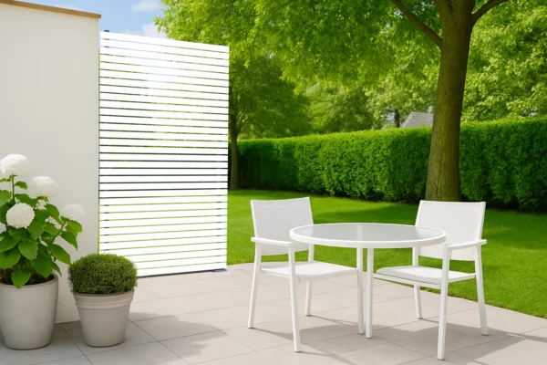 cloture-pvc-ajouree-blanc-separation-terrasse-aiko