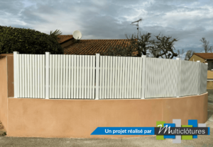 Clôture en pvc blanc ajourée installée sur muret arrondi idéal pour maison de lotissement