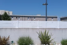 cloture-pvc-ajouree-blanc-sur-muret-jardin-achille