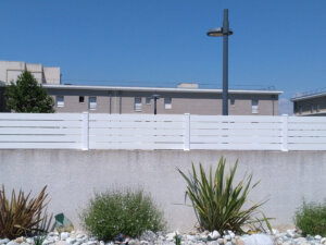Clôture en pvc gris ajouré installée pour aménager votre jardin