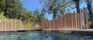 Au bord d'une piscine cette clôture en pvc bois ajourée ajoutera une touche contemporaine à votre propriété