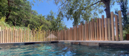 Au bord d'une piscine cette clôture en pvc bois ajourée ajoutera une touche contemporaine à votre propriété