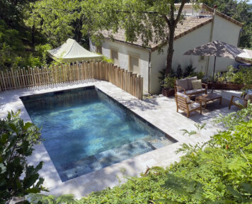 Au bord d'une piscine cette clôture en pvc bois ajourée ajoutera une touche contemporaine à votre maison
