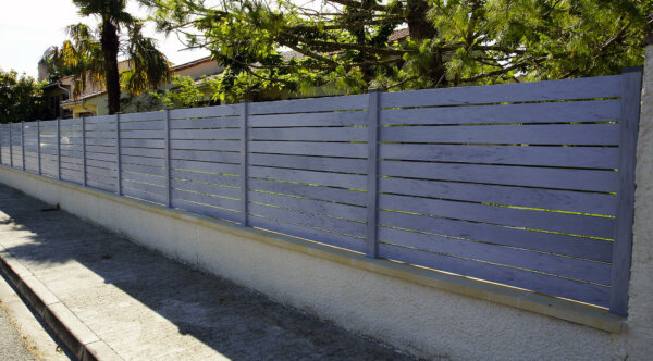 Clôture en pvc gris ajouré avec un espacement de 10 mm entre chaque lames horizontales