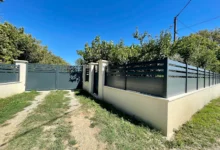 cloture-pvc-ajouree-gris-anthracite-ardoise-avec-portail