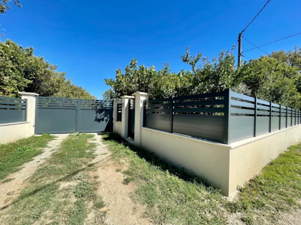 cloture-pvc-ajouree-gris-anthracite-ardoise-avec-portail