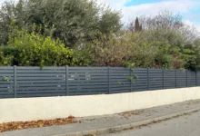 cloture-pvc-ajouree-gris-anthracite-espacement-10-sur-muret-fusion