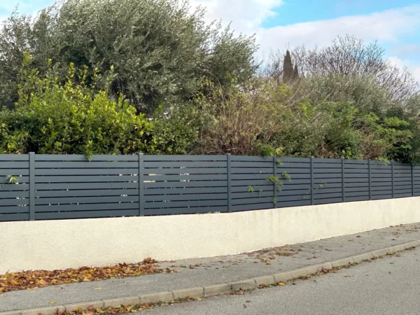 cloture-pvc-ajouree-gris-anthracite-espacement-10-sur-muret-fusion