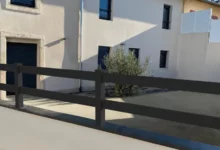 cloture-pvc-ajouree-gris-anthracite-espacement-100-sur-muret-ardoise