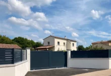 cloture-pvc-ajouree-gris-anthracite-installee-sur-muret-portail-fusion