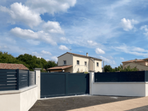Aménager votre clôture en pvc plaxé gris anthracite ajourée sur muret avec le portail assorti