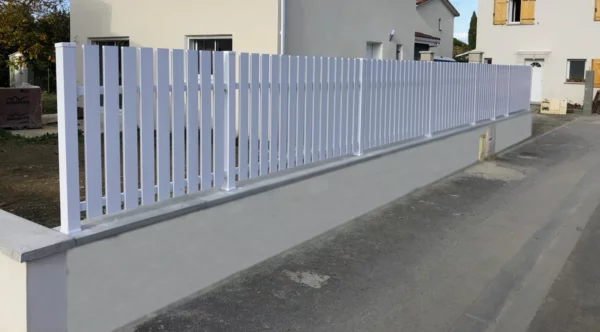 cloture-pvc-ajouree-gris-coupe-droite-installee-sur-muret-adonis