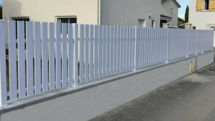 Clôture en pvc blanc ajourée installée sur muret