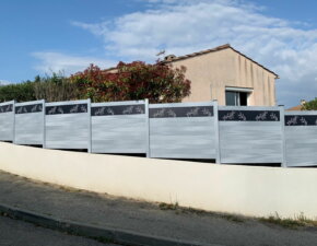 Clôture en pvc gris ajourée originale qui sublimera votre maison dans le sud symbolisée par des feuilles d'oliviers en impression