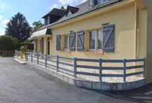 cloture-pvc-ajouree-gris-installee-sur-terrasse