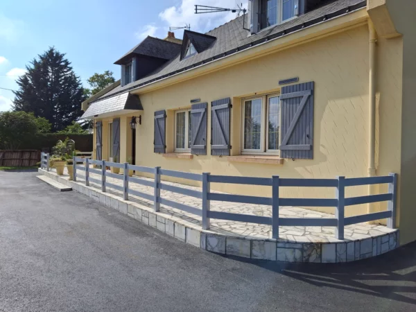 cloture-pvc-ajouree-gris-installee-sur-terrasse