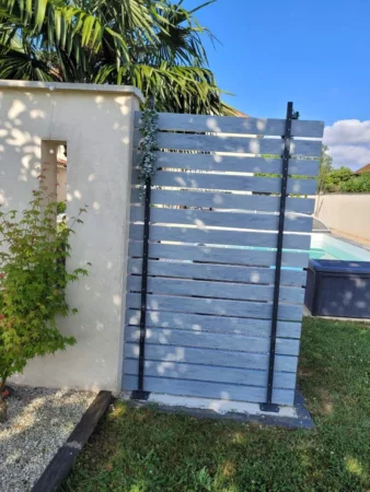 cloture-pvc-ajouree-gris-lame-100-installee-jardin-aiko