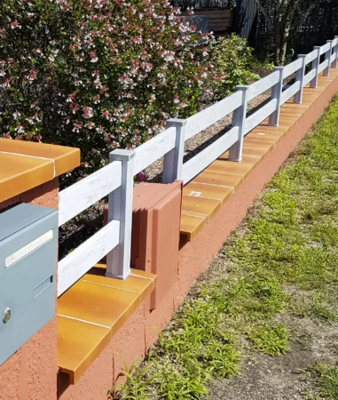 cloture-pvc-ajouree-gris-sur-muret-ranch