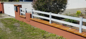 Clôture en pvc gris ajouré sur muret avec un espacement de 100 mm entre chaque lames horizontales