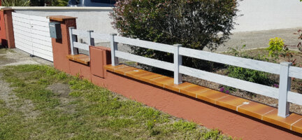 Clôture en pvc gris ajouré sur muret avec un espacement de 100 mm entre chaque lames horizontales