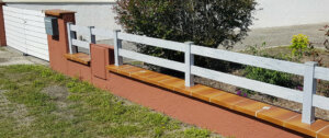 Clôture en pvc gris ajouré sur muret avec un espacement de 100 mm entre chaque lames horizontales