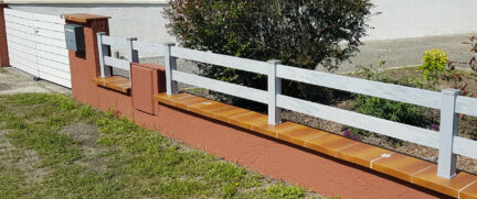 Clôture en pvc gris ajouré sur muret avec un espacement de 100 mm entre chaque lames horizontales