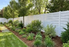 Clôture en PVC blanc avec lames de largeur irrégulière
