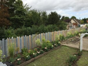 Clôture en pvc multicolore ajourée installée pour sublimer votre jardin