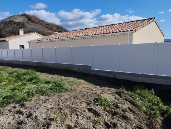 cloture-pvc-blanc-brise-vue-pose-sur-muret-initiale